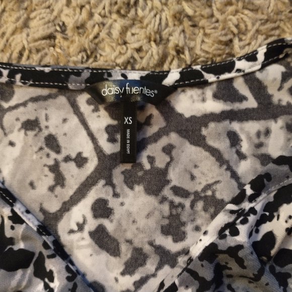 Daisy Fuentes - Size X Small - Short Sleeve Blouse - Picture 4 of 5